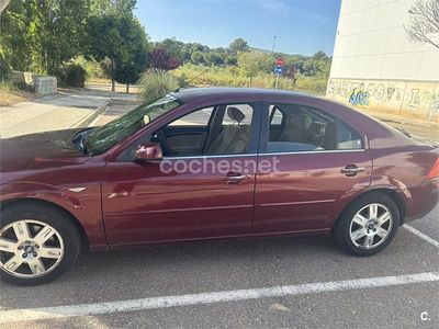 Usado Ford Mondeo Ghia 155 CV (114 kW) 2005 Granate Berlina