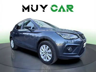 Usado Seat Arona Ecomotive 95 CV (69 kW) 2019 Gris / plata SUV