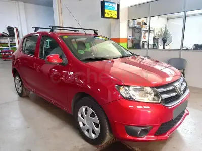 Usado Dacia Sandero Ambiance 75 CV (55 kW) 2013 Granate Berlina