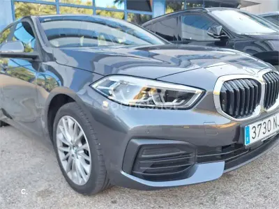 Usado BMW 118 Comfort Edition 140 CV (102 kW) 2021 Gris / plata Utilitario