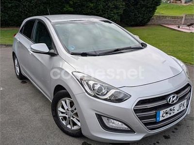 Usado Hyundai i30 135 CV (99 kW) 2016 Gris / plata Berlina