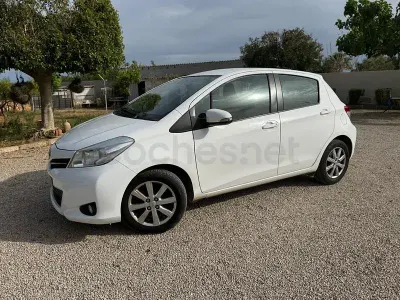 Używany Toyota Yaris Active 69 KM (50 kW) 2013 Biały Hatchback