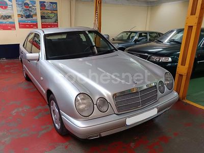 Usado Mercedes E200 136 CV (100 kW) 1995 Gris / plata Berlina