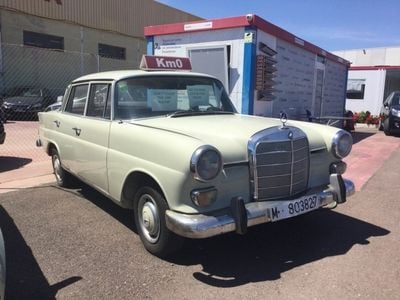Usado Mercedes 200 110 CV (80 kW) 1967 Beige