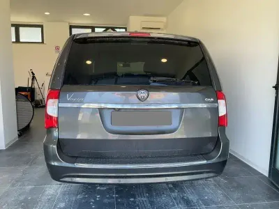 Usado Lancia Voyager Platinum 178 CV (130 kW) 2014 Negro Monovolumen