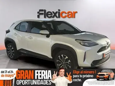 Usado Toyota Yaris Hybrid Active 116 CV (85 kW) 2022 Blanco