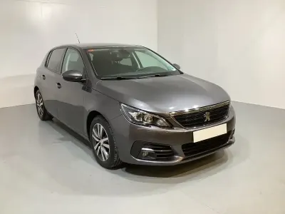 Usado Peugeot 308 Style 131 CV (96 kW) 2021 Gris Utilitario