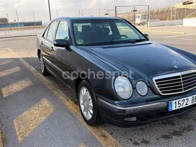 Usado Mercedes E200 Elegance 163 CV (119 kW) 2011 Azul Berlina