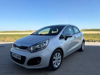 Usado Kia Rio 85 CV (62 kW) 2013 Gris / plata Berlina
