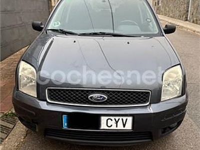 Usado Ford Fusion 100 CV (73 kW) 2004 Gris / plata Berlina