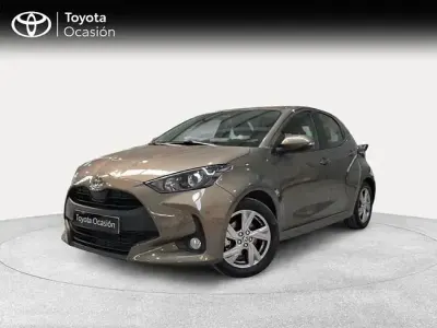 Usado Toyota Yaris Active 116 CV (85 kW) 2025 Marrón Utilitario