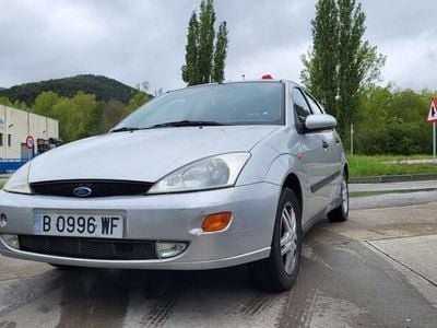 Begagnad Ford Focus Ghia 101 HK (74 kW) 1999 Silver Halvkombi