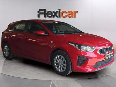 Begagnad Kia Ceed 115 HK (84 kW) 2020 Röd Halvkombi