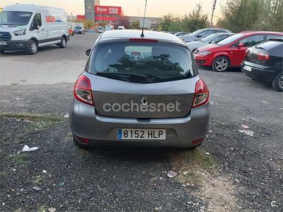 Usado Renault Clio IV 75 CV (55 kW) 2012 Gris / plata Berlina