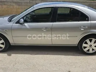Usado Ford Mondeo Ghia 130 CV (95 kW) 2004 Gris / plata Berlina