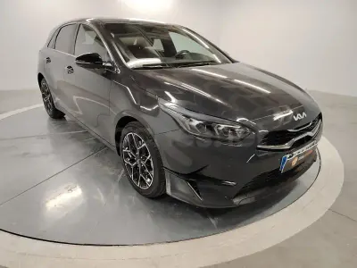 Usado Kia Ceed Style 100 CV (73 kW) 2025 Negro Utilitario