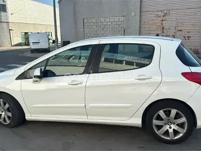 Usado Peugeot 308 Active 112 CV (82 kW) 2011 Blanco Berlina