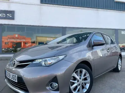 Usado Toyota Auris Advance 124 CV (91 kW) 2015 Beige Berlina