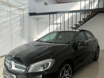 Usado Mercedes A180 AMG line 109 CV (80 kW) 2014 Negro Utilitario