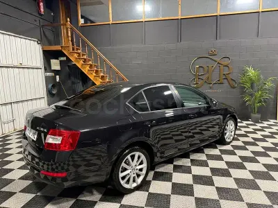 Usado Skoda Octavia Ambition 150 CV (110 kW) 2016 Negro Familiar