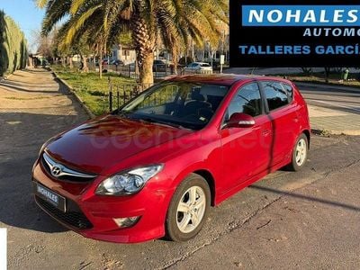Usado Hyundai i30 Comfort 109 CV (80 kW) 2011 Granate Berlina