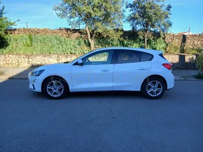 Usado Ford Focus Trend 120 CV (88 kW) 2022 Blanco Berlina