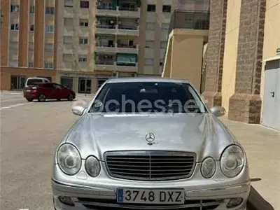 Usado Mercedes E320 Avantgarde 224 CV (164 kW) 2006 Gris / plata Berlina
