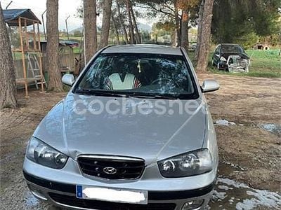 Usado Hyundai Elantra GLS 107 CV (78 kW) 2001 Gris / plata Berlina