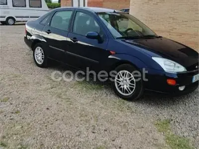 Usado Ford Focus Ghia 100 CV (73 kW) 2000 Azul Berlina