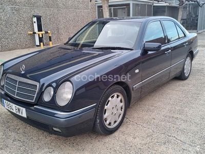 Azul Usado 1999 Mercedes E300 Elegance Berlina | 8900 €