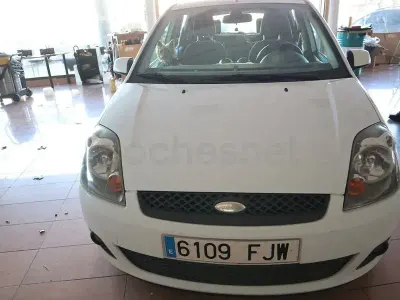 Usado Ford Fiesta Futura 90 CV (66 kW) 2007 Blanco Utilitario