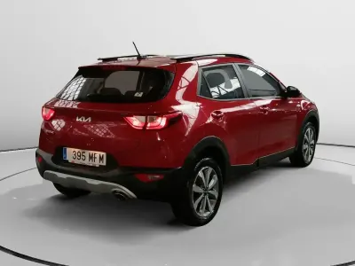Usado Kia Stonic 84 HP (61 kW) 2023 Vermelho SUV