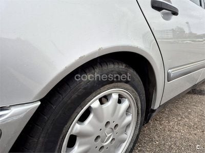 Gris / plata Usado 1995 Mercedes E230 Elegance Berlina | 2800 €