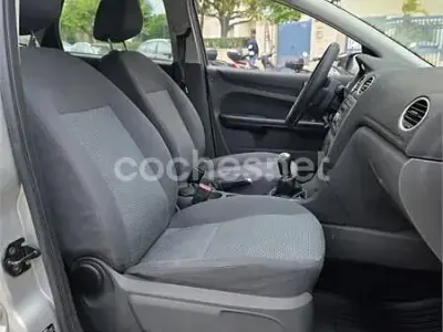 Usado Ford Focus Trend 90 CV (66 kW) 2005 Gris / plata Berlina