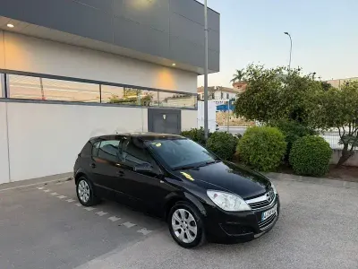 Usado Opel Astra Sport 100 CV (73 kW) 2008 Negro Berlina