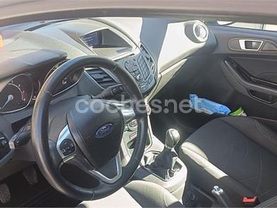 Usado Ford Fiesta Trend 60 CV (44 kW) 2016 Gris / plata Berlina