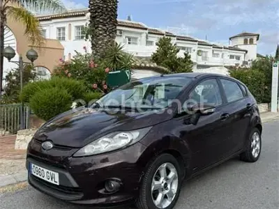 Usado Ford Fiesta Trend 68 CV (50 kW) 2010 Violeta / lila Berlina