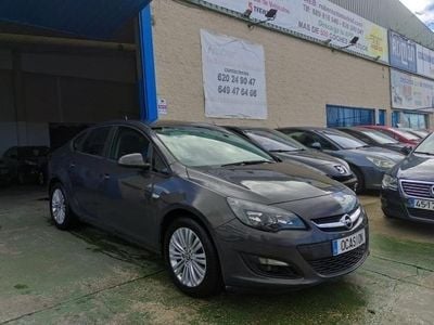 Usado Opel Astra 110 CV (80 kW) 2015 Varios colores Berlina