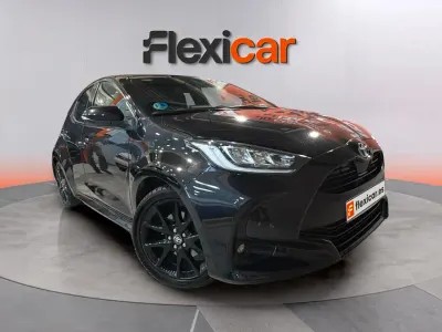 Usado Toyota Yaris Hybrid Active 116 CV (85 kW) 2023 Negro Berlina