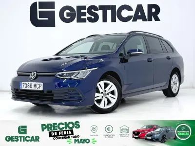 Usado VW Golf VIII Life 110 CV (80 kW) 2022 Azul Familiar