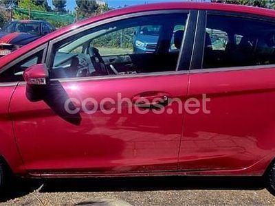 Usado Ford Fiesta Trend 68 CV (50 kW) 2011 Granate Utilitario