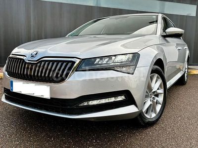 Gris / plata Usado 2022 Skoda Superb Ambition Berlina | 19.600 € (Un poco caro)