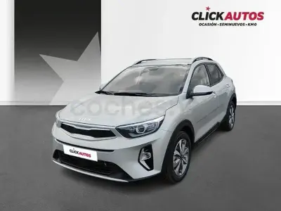 Usado Kia Stonic 100 CV (73 kW) 2025 Gris / plata SUV