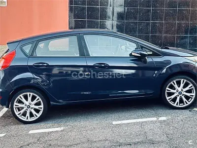 Usado Ford Fiesta Trend 100 CV (73 kW) 2013 Azul Berlina