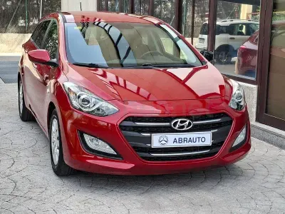 Usado Hyundai i30 Style 136 CV (100 kW) 2016 Granate Familiar