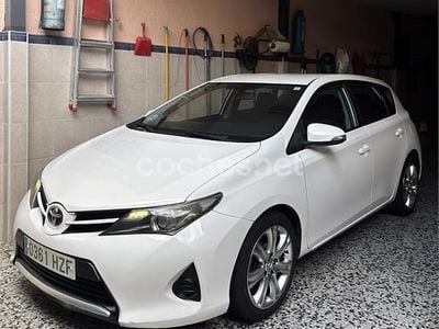 Usado Toyota Auris Active 90 CV (66 kW) 2014 Blanco Berlina