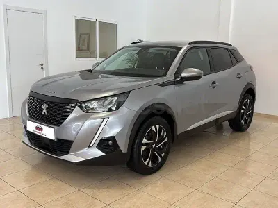 Usado Peugeot 2008 Allure 101 CV (74 kW) 2021 Gris / plata SUV