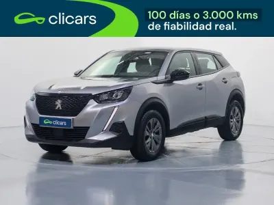 Usado Peugeot 2008 Active 130 CV (95 kW) 2023 Gris / plata SUV