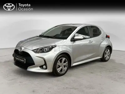 Usado Toyota Yaris Hybrid Active 116 CV (85 kW) 2025 Gris / plata Berlina