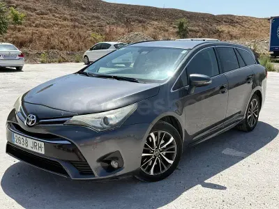 Usado Toyota Avensis Advance 143 CV (105 kW) 2016 Gris / plata Familiar
